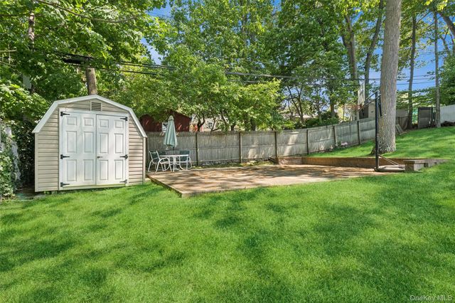 23 Ravenwood Drive, Kings Park, NY 11754