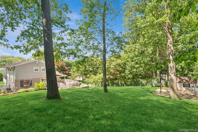 23 Ravenwood Drive, Kings Park, NY 11754