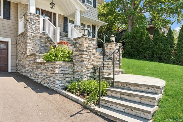 23 Ravenwood Drive, Kings Park, NY 11754