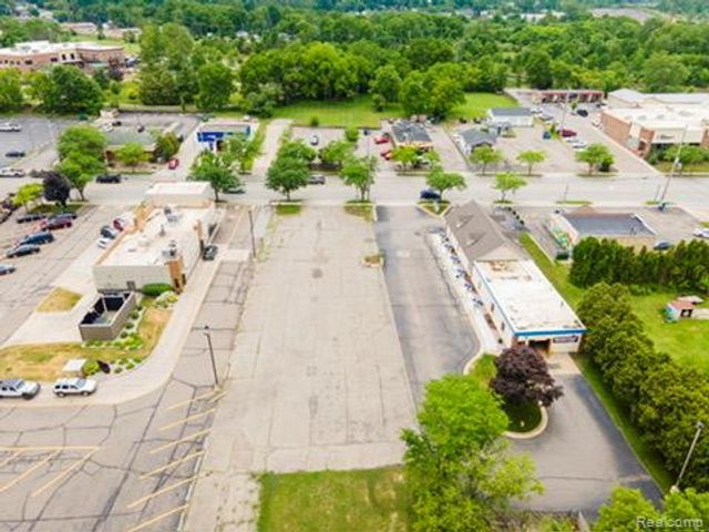 11319 S Saginaw Street, Grand Blanc, MI 48439