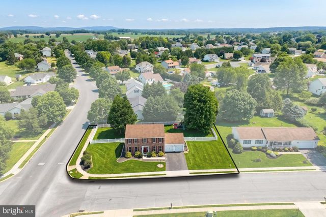 2 WHEATON DR, Littlestown, PA 17340