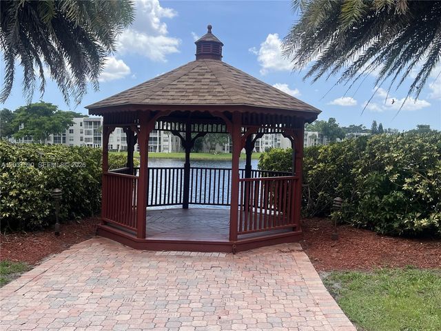 9531 Seagrape Dr 305, Davie, FL 33324