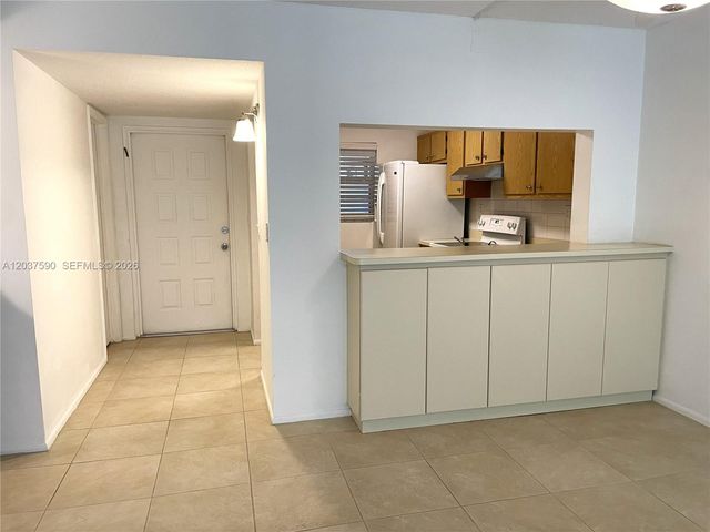 9531 Seagrape Dr 305, Davie, FL 33324