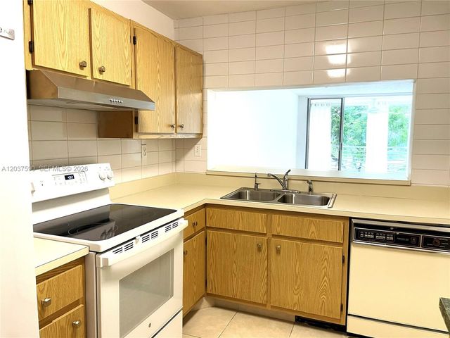 9531 Seagrape Dr 305, Davie, FL 33324