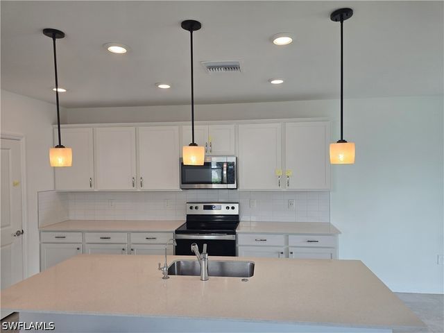 1437 Weeping Willow CT, Cape Coral, FL 33909