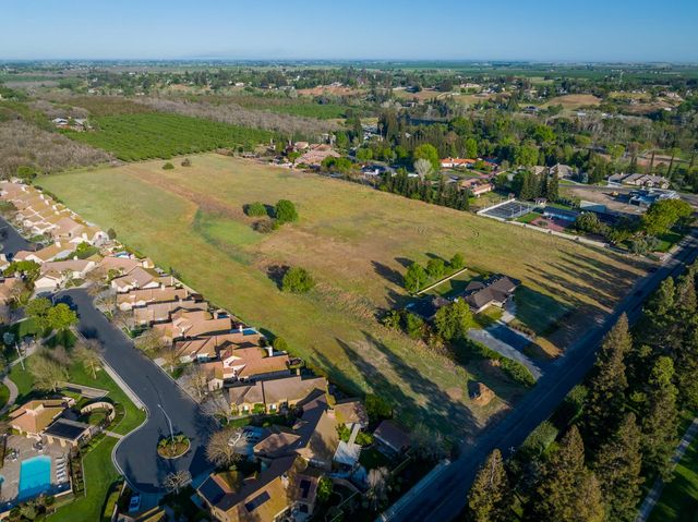 624 N Stearns Rd, Oakdale, CA 95361