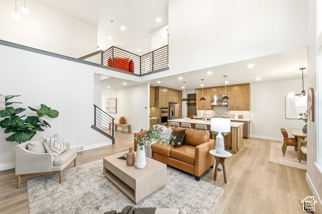 330 E SANDY OAKS DR, Sandy, UT 84070