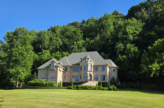 1060 Natchez Valley Ln, Franklin, TN 37064