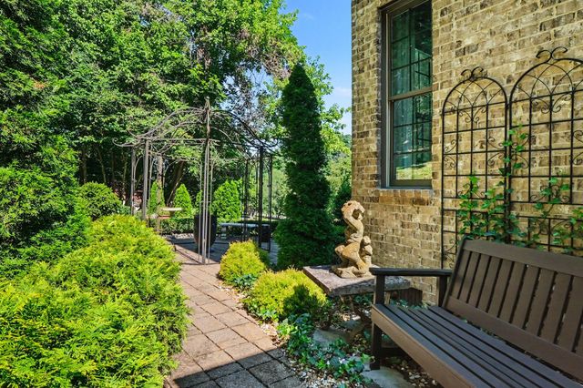 1060 Natchez Valley Ln, Franklin, TN 37064