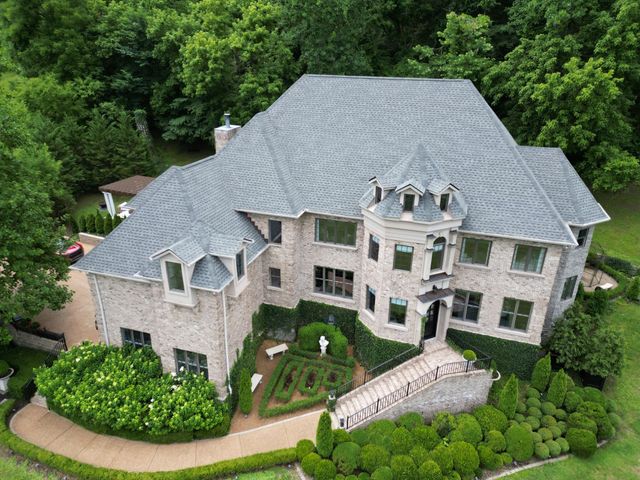 1060 Natchez Valley Ln, Franklin, TN 37064
