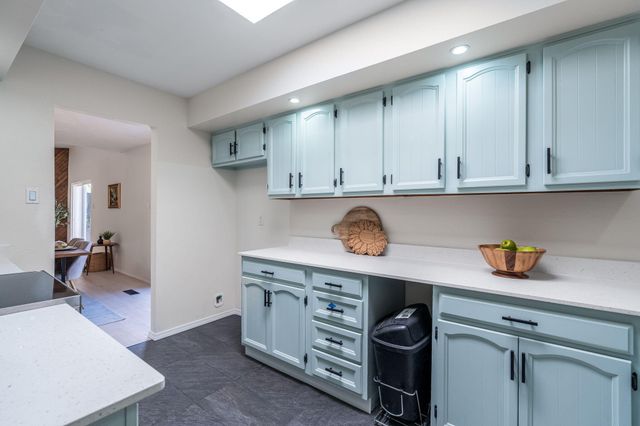 1701 Miracerros Place NE, Albuquerque, NM 87106