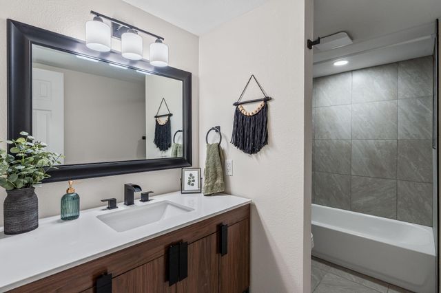 1701 Miracerros Place NE, Albuquerque, NM 87106