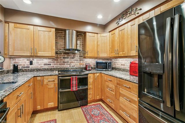 217 Misty Point LN, Newport News, VA 23603