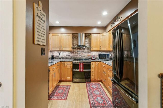 217 Misty Point LN, Newport News, VA 23603