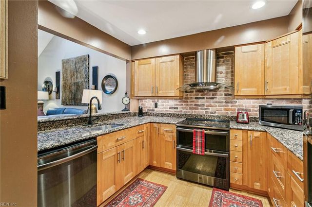 217 Misty Point LN, Newport News, VA 23603