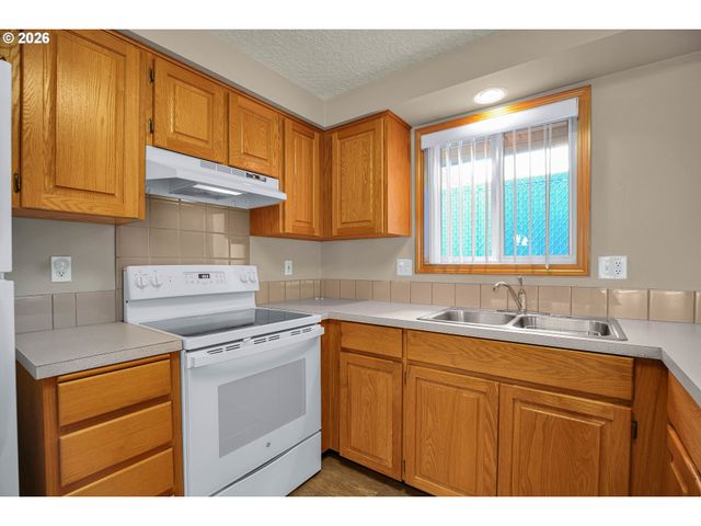 512 N RAILROAD Ave, Ridgefield, WA 98642