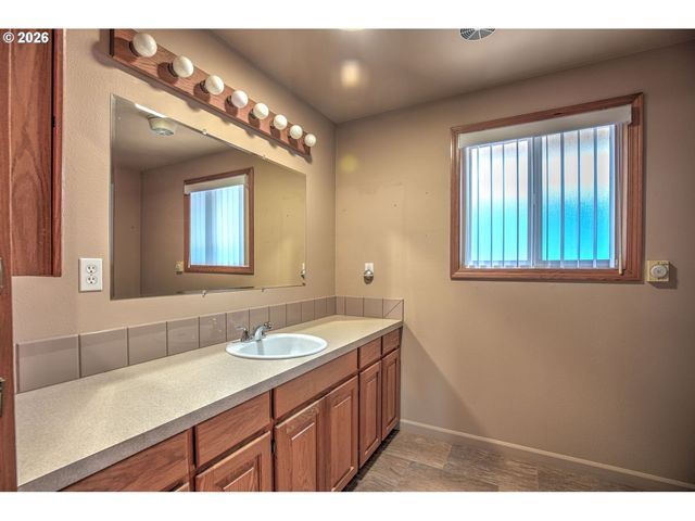 512 N RAILROAD Ave, Ridgefield, WA 98642