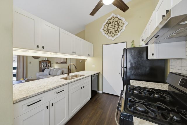1 W Stonebridge Court 1C, Palos Hills, IL 60465