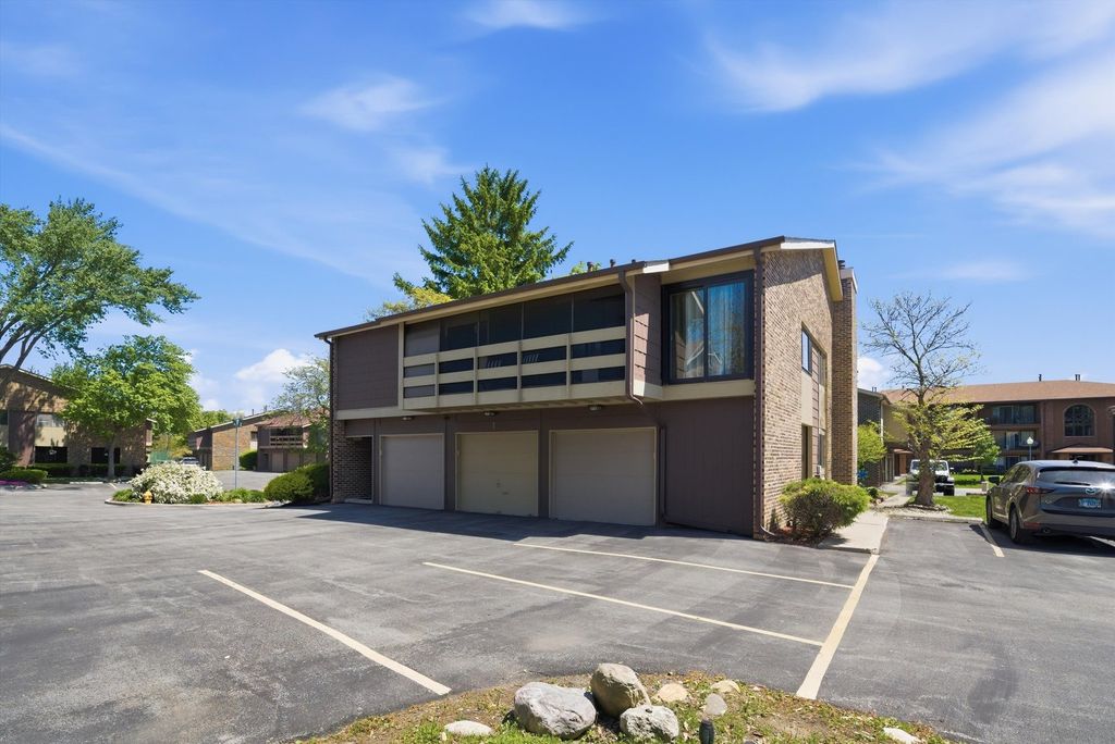 1 W Stonebridge Court 1C, Palos Hills, IL 60465