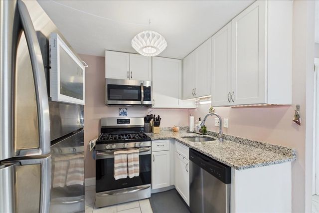 110 Hooper Rd 110, Dedham, MA 02026