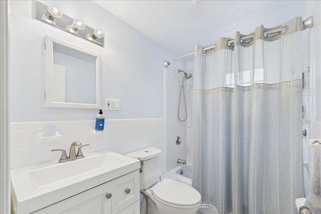 110 Hooper Rd 110, Dedham, MA 02026