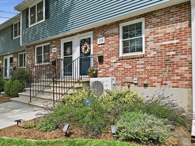 110 Hooper Rd 110, Dedham, MA 02026