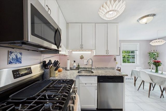 110 Hooper Rd 110, Dedham, MA 02026