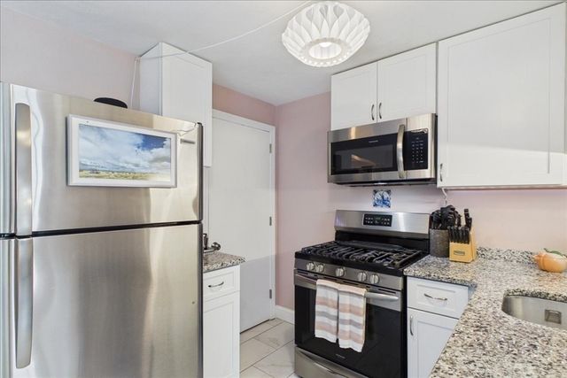 110 Hooper Rd 110, Dedham, MA 02026