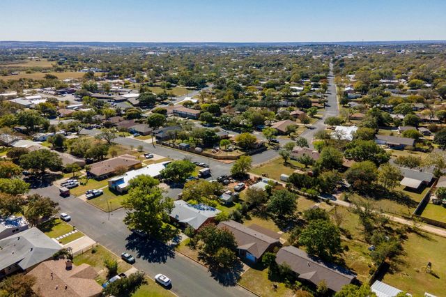 203 Broadmoor DR, Fredericksburg, TX 78624