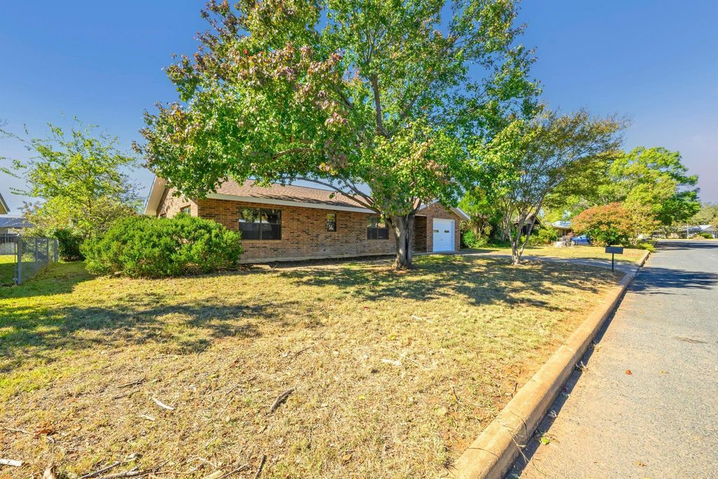203 Broadmoor DR, Fredericksburg, TX 78624