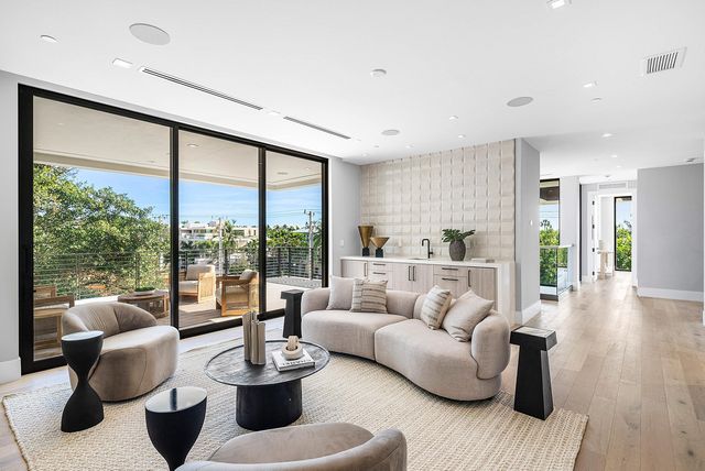 810 Andrews Avenue, Delray Beach, FL 33483