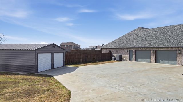 795 Blue Bird Lane, Pryor, OK 74361
