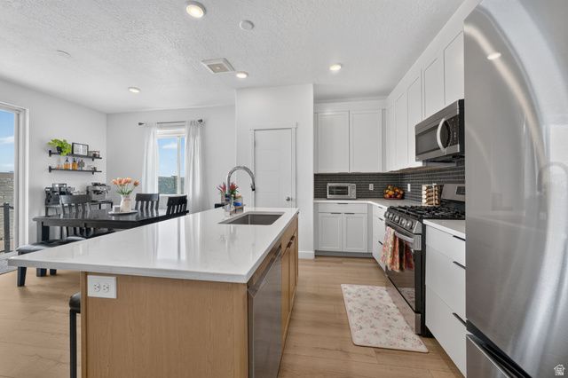 8391 S MEADOWLARK LN, West Jordan, UT 84088