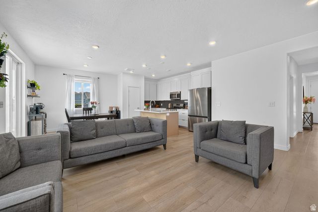 8391 S MEADOWLARK LN, West Jordan, UT 84088