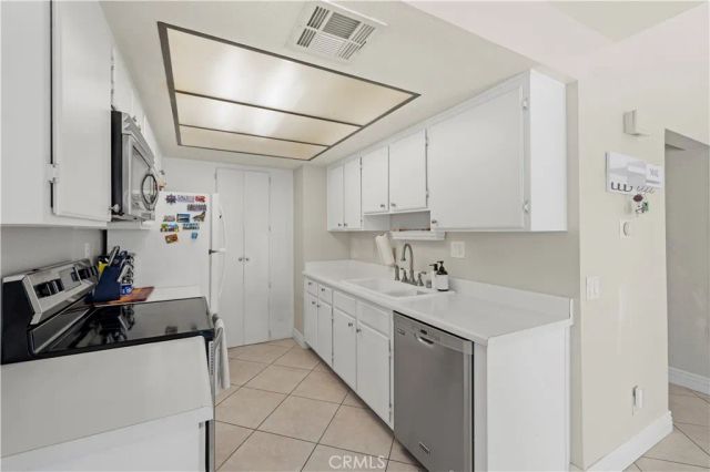 18408 Hatteras Street 44, Tarzana, CA 91356