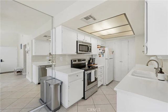 18408 Hatteras Street 44, Tarzana, CA 91356