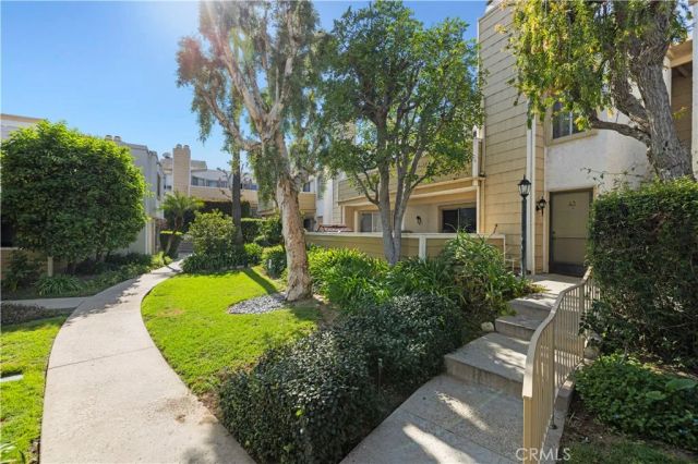 18408 Hatteras Street 44, Tarzana, CA 91356