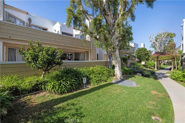 18408 Hatteras Street 44, Tarzana, CA 91356