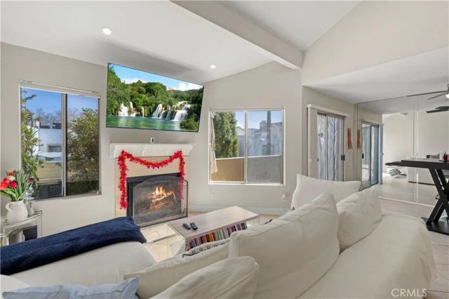 18408 Hatteras Street 44, Tarzana, CA 91356