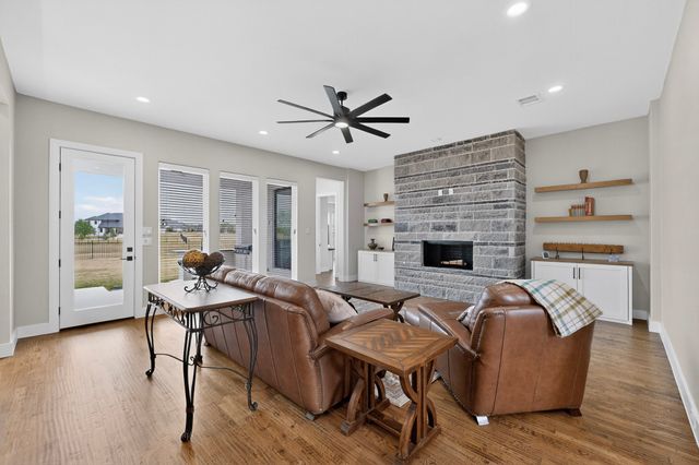 2904 Terrytown Drive, Ennis, TX 75119