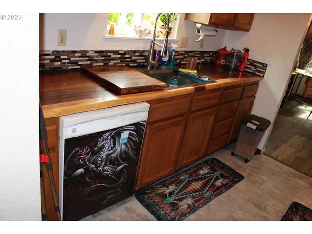 1783 VIEW St, Myrtle Point, OR 97458