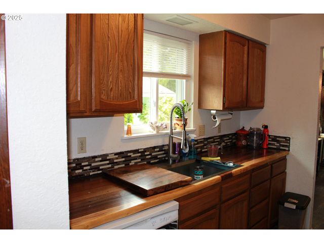 1783 VIEW St, Myrtle Point, OR 97458