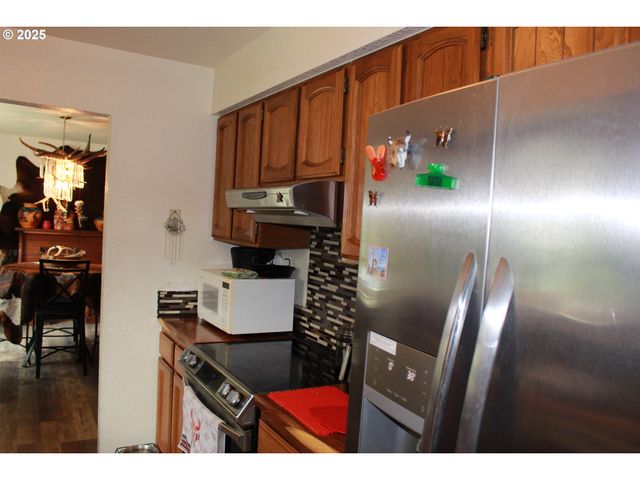 1783 VIEW St, Myrtle Point, OR 97458