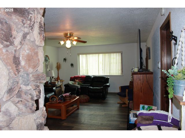 1783 VIEW St, Myrtle Point, OR 97458