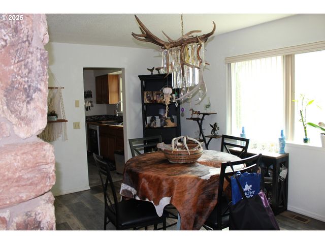 1783 VIEW St, Myrtle Point, OR 97458