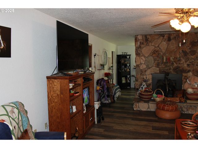 1783 VIEW St, Myrtle Point, OR 97458