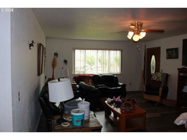 1783 VIEW St, Myrtle Point, OR 97458