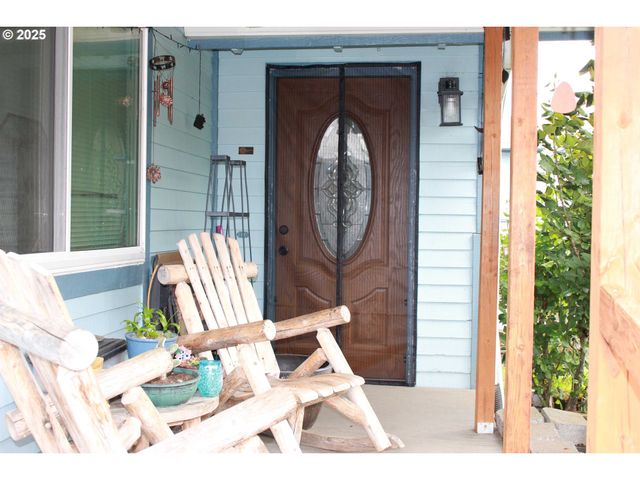 1783 VIEW St, Myrtle Point, OR 97458