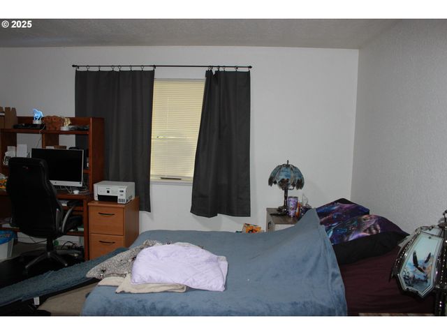 1783 VIEW St, Myrtle Point, OR 97458