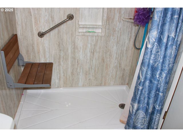 1783 VIEW St, Myrtle Point, OR 97458